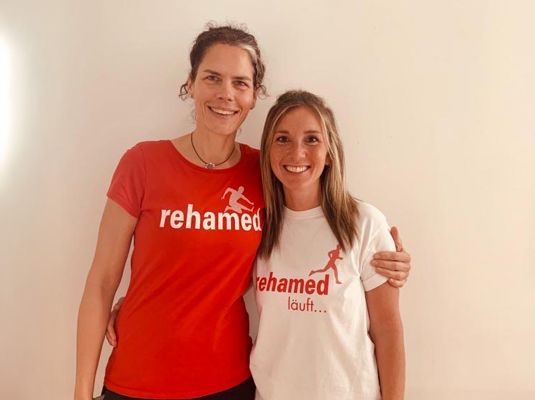 Ihre Ansprechpartner Julia Bierbaum & Ulrike Seidenstücker Stellvertretende Leitung Physiotherapie Sport-Physiotherapeutin Ihre Ansprechpartner Julia Bierbaum & Ulrike Seidenstücker Stellvertretende Leitung Physiotherapie Sport-Physiotherapeutin